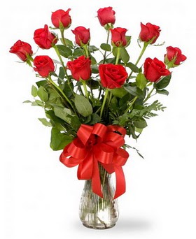  Sivas çiçek gönderme  12 adet kırmızı güllerden vazo tanzimi