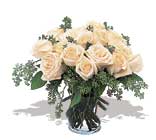 11 adet beyaz gül vazoda  Sivas yurtiçi ve yurtdışı çiçek siparişi 