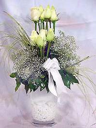  Sivas çiçekçiler  9 adet vazoda beyaz gül - sevdiklerinize çiçek seçimi
